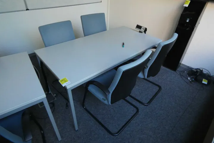 Tisch mit 4x Besucherstuhl